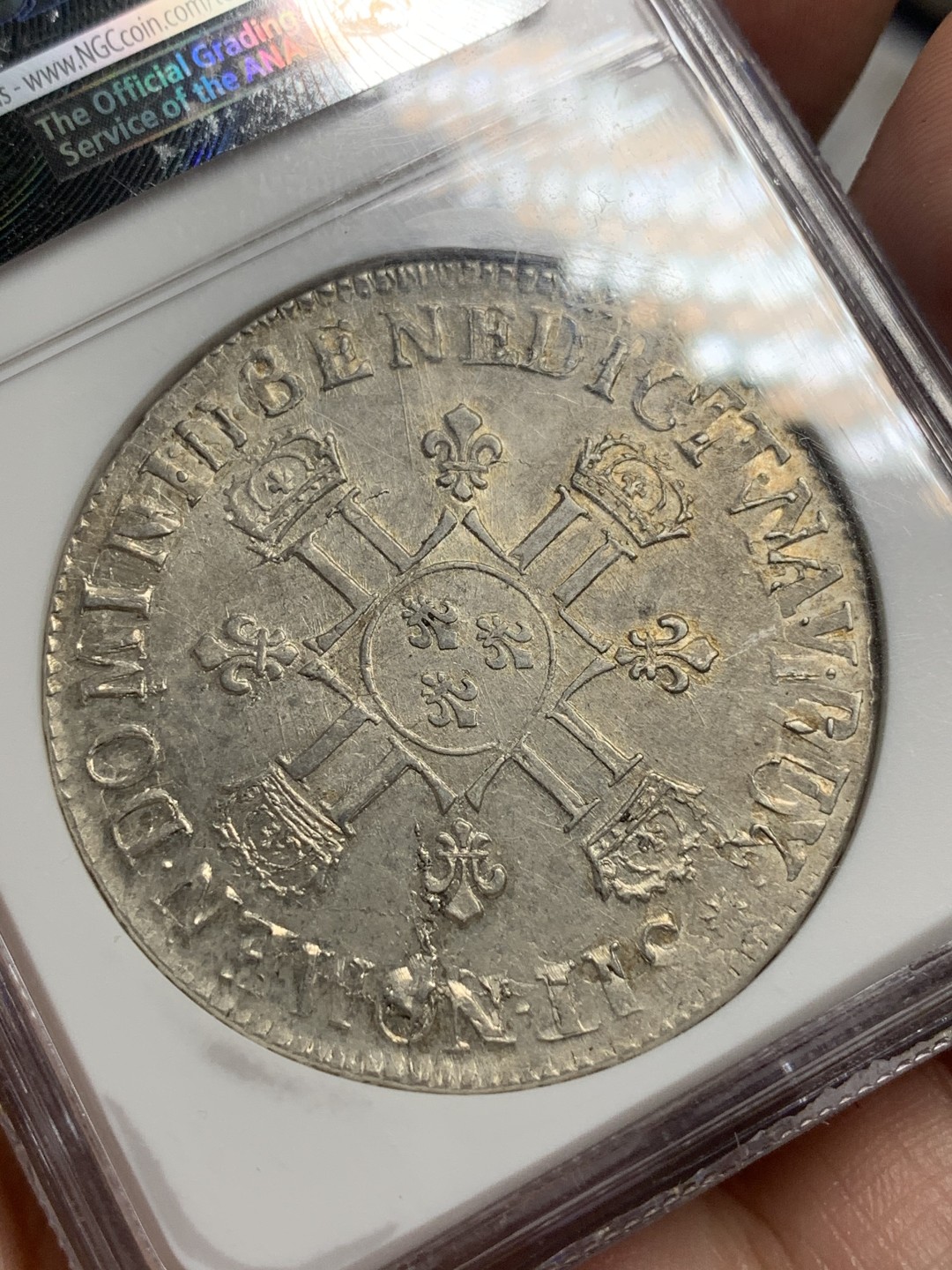 《竞宝斋》第76场-本周日，周一2场连拍（全场不限金额包邮） NGC AU58 1704年法国路易十四埃居 亚军分，黄油光深打无减重，这个版本全部是在旧币上重新压制，能有这个状态非常难得