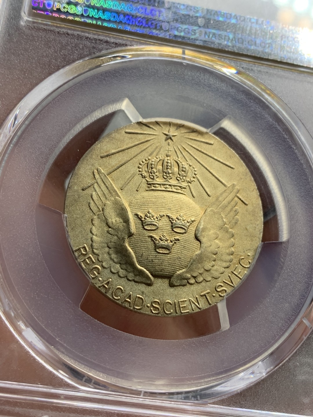 《竞宝斋》第76场-本周日，周一2场连拍（全场不限金额包邮） PCGS SP64 1996-2000年间瑞典诺贝尔物理学和化学奖评审委员会镀金银章，盒子背面左下有磕