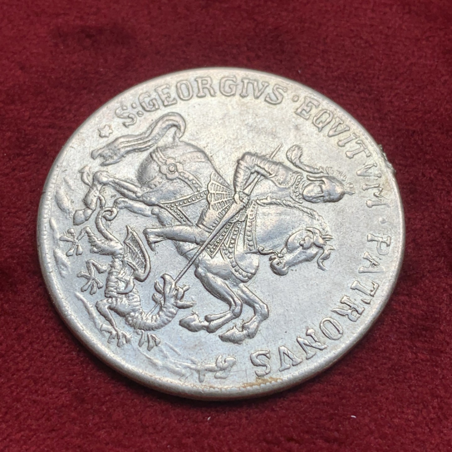 《竞宝斋》第76场-本周日，周一2场连拍（全场不限金额包邮） 屠龙 章 直径38.2mm 顶上有焊点 工艺不错  材质不明 细节见图