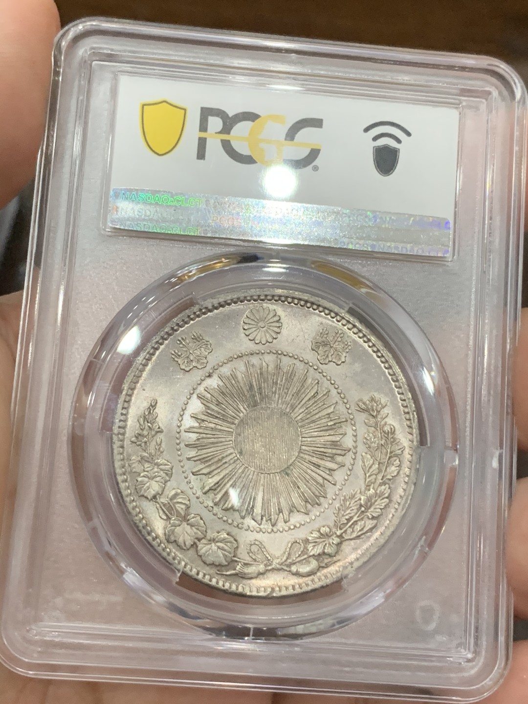 《竞宝斋》第76场-本周日，周一2场连拍（全场不限金额包邮） PCGS MS62 日本 明治三年 龙一元 银币 原味深大 底板镜面光 状态一流