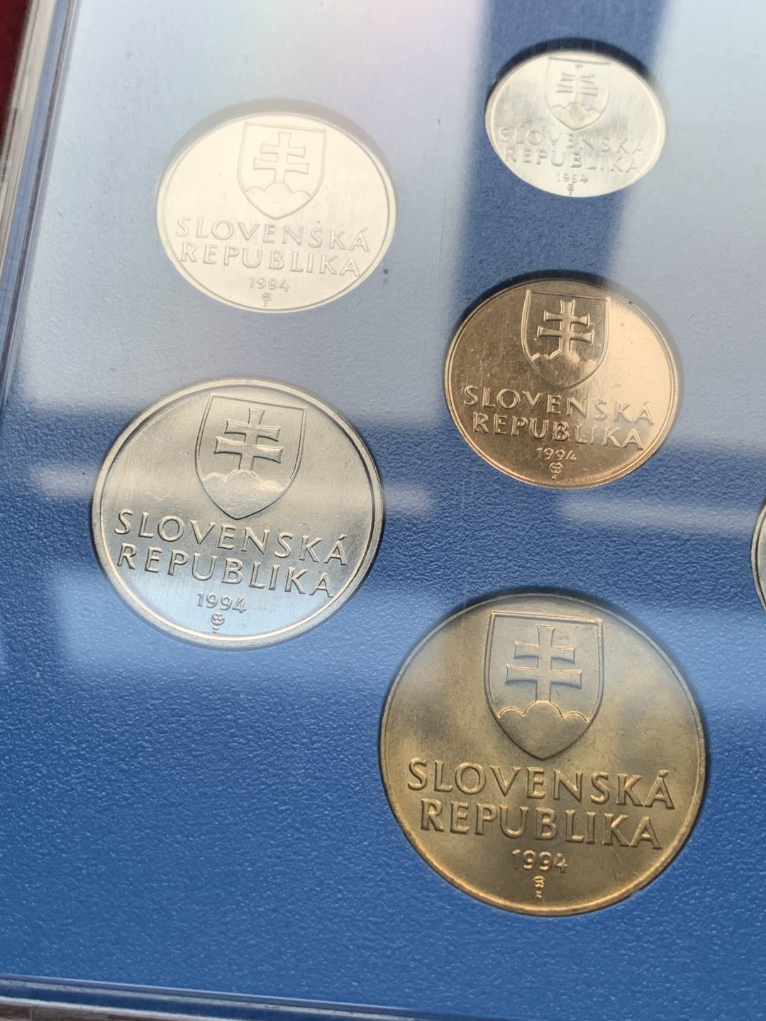 《竞宝斋》第76场-本周日，周一2场连拍（全场不限金额包邮） 原包装斯洛伐克1994年7枚套币带纪念章一枚