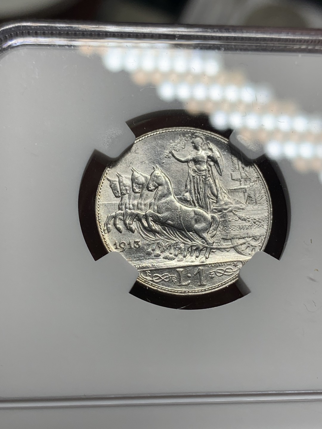 《竞宝斋》第76场-本周日，周一2场连拍（全场不限金额包邮） NGC-MS62 少⻅意大利1913年圈版⻢⻋里拉，圈版好品稀少，62已是非常不容易，持续上涨品种