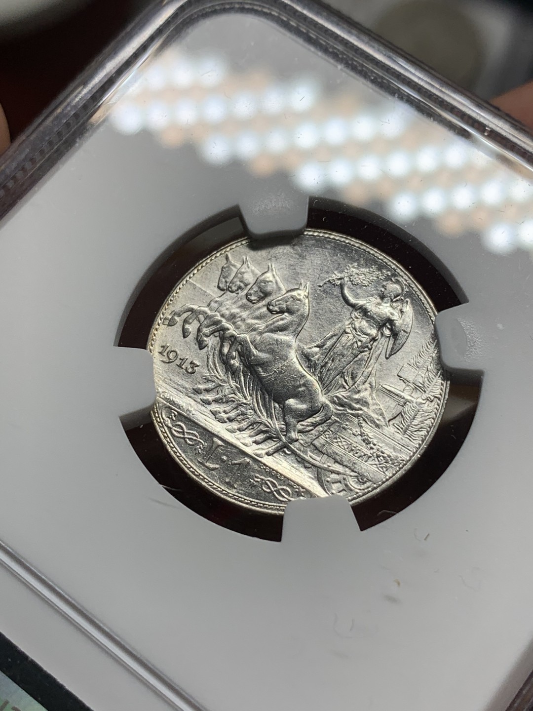 《竞宝斋》第76场-本周日，周一2场连拍（全场不限金额包邮） NGC-MS62 少⻅意大利1913年圈版⻢⻋里拉，圈版好品稀少，62已是非常不容易，持续上涨品种