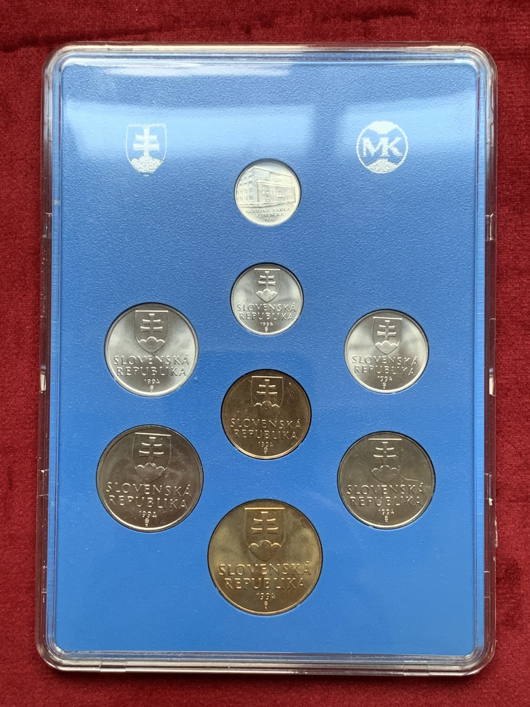《竞宝斋》第76场-本周日，周一2场连拍（全场不限金额包邮） 原包装斯洛伐克1994年7枚套币带纪念章一枚