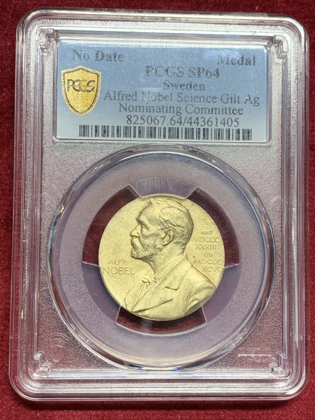 《竞宝斋》第76场-本周日，周一2场连拍（全场不限金额包邮） PCGS SP64 1996-2000年间瑞典诺贝尔物理学和化学奖评审委员会镀金银章，盒子背面左下有磕