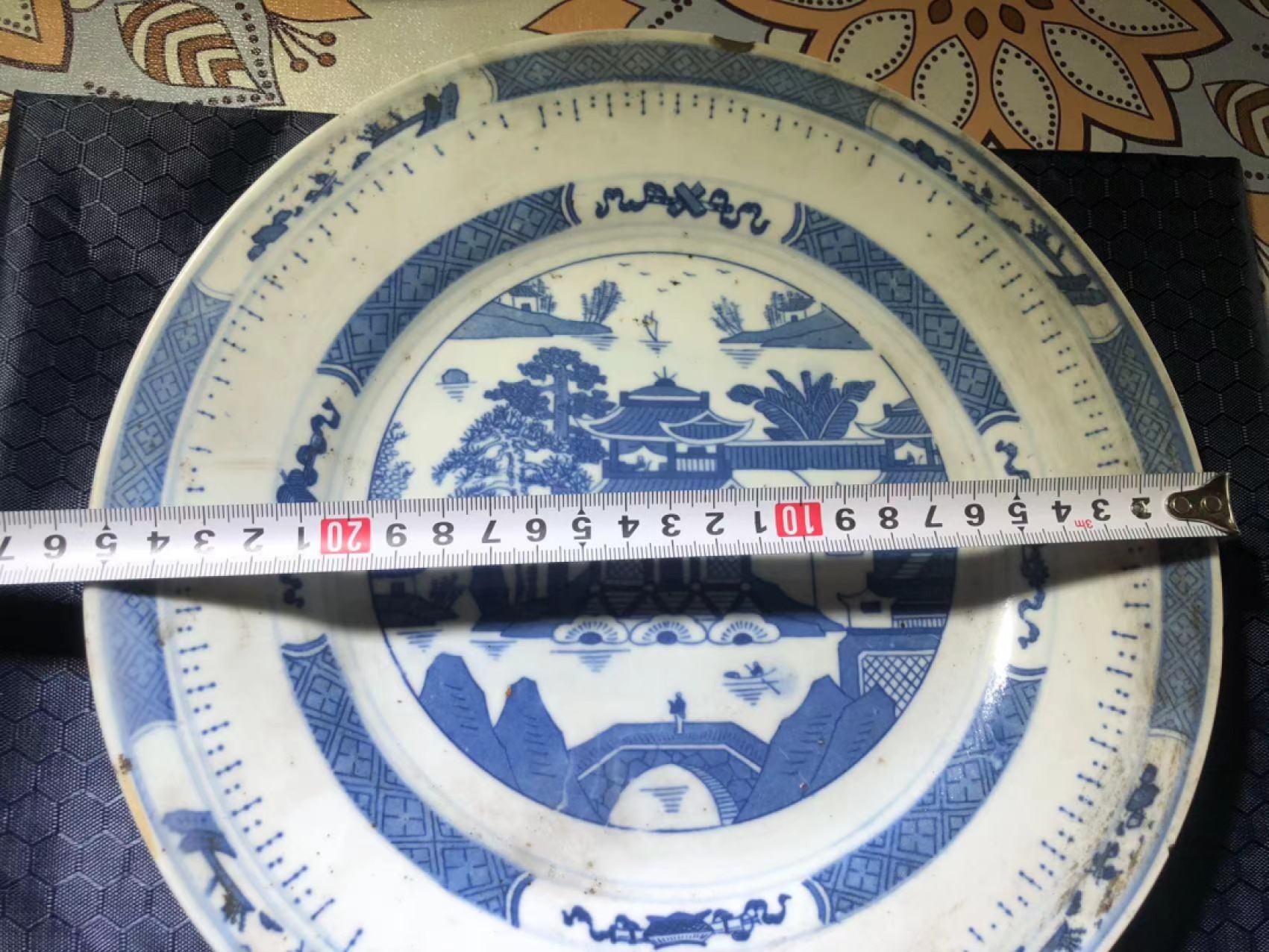老盘子两块，边有小磕，如图