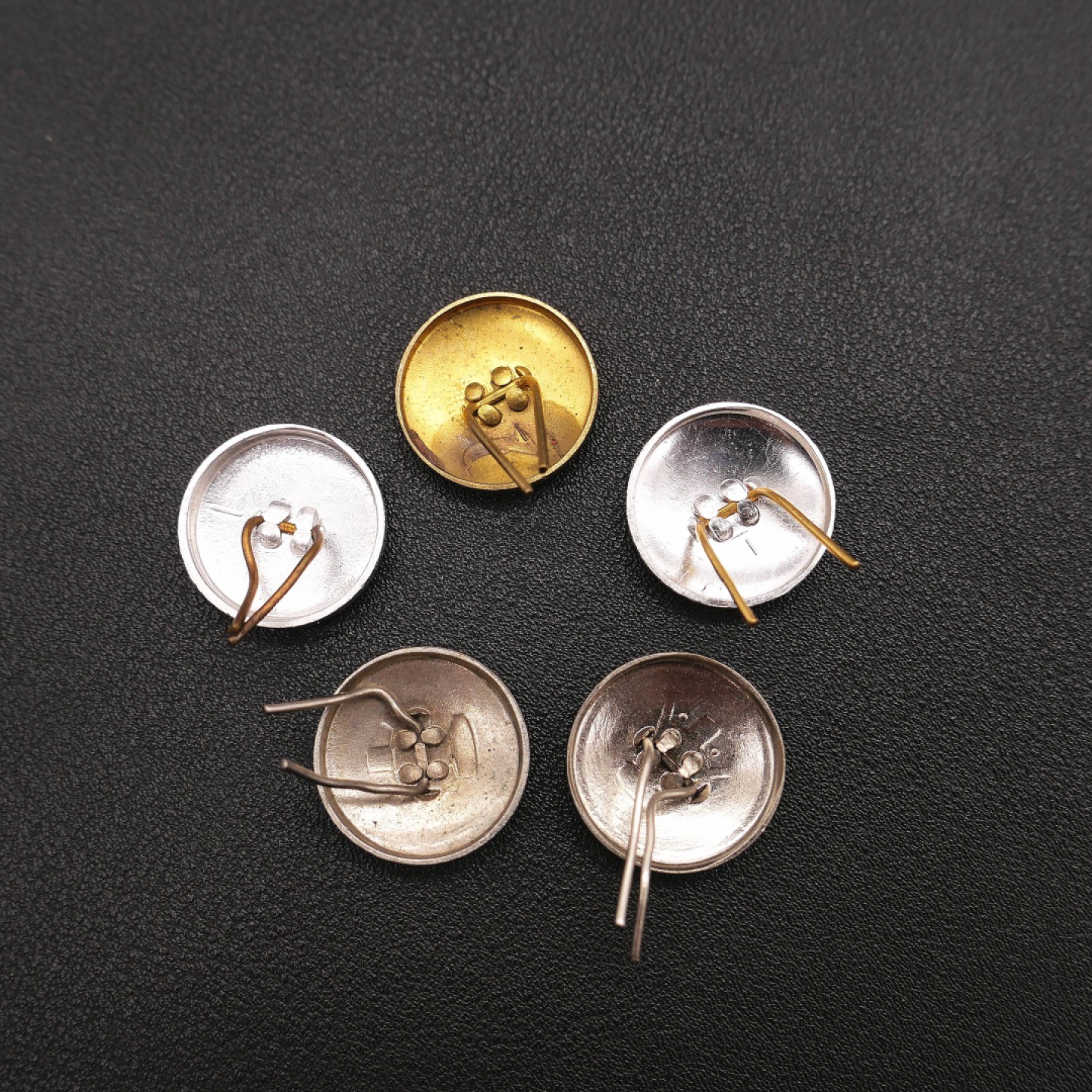 勋章奖章交易所7月23日拍卖 东德帽徽配件一组