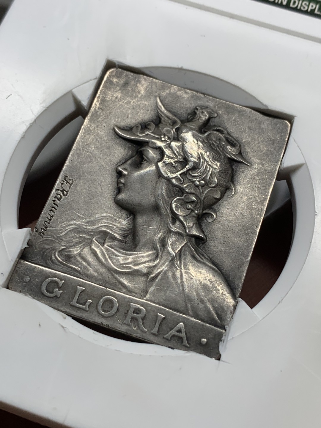 《竞宝斋》第76场-本周日，周一2场连拍（全场不限金额包邮） 法国 1880年代 雄鸡柯林斯头盔女神 Rasummy作品 45×34mm  950银33.95g 状态很不错