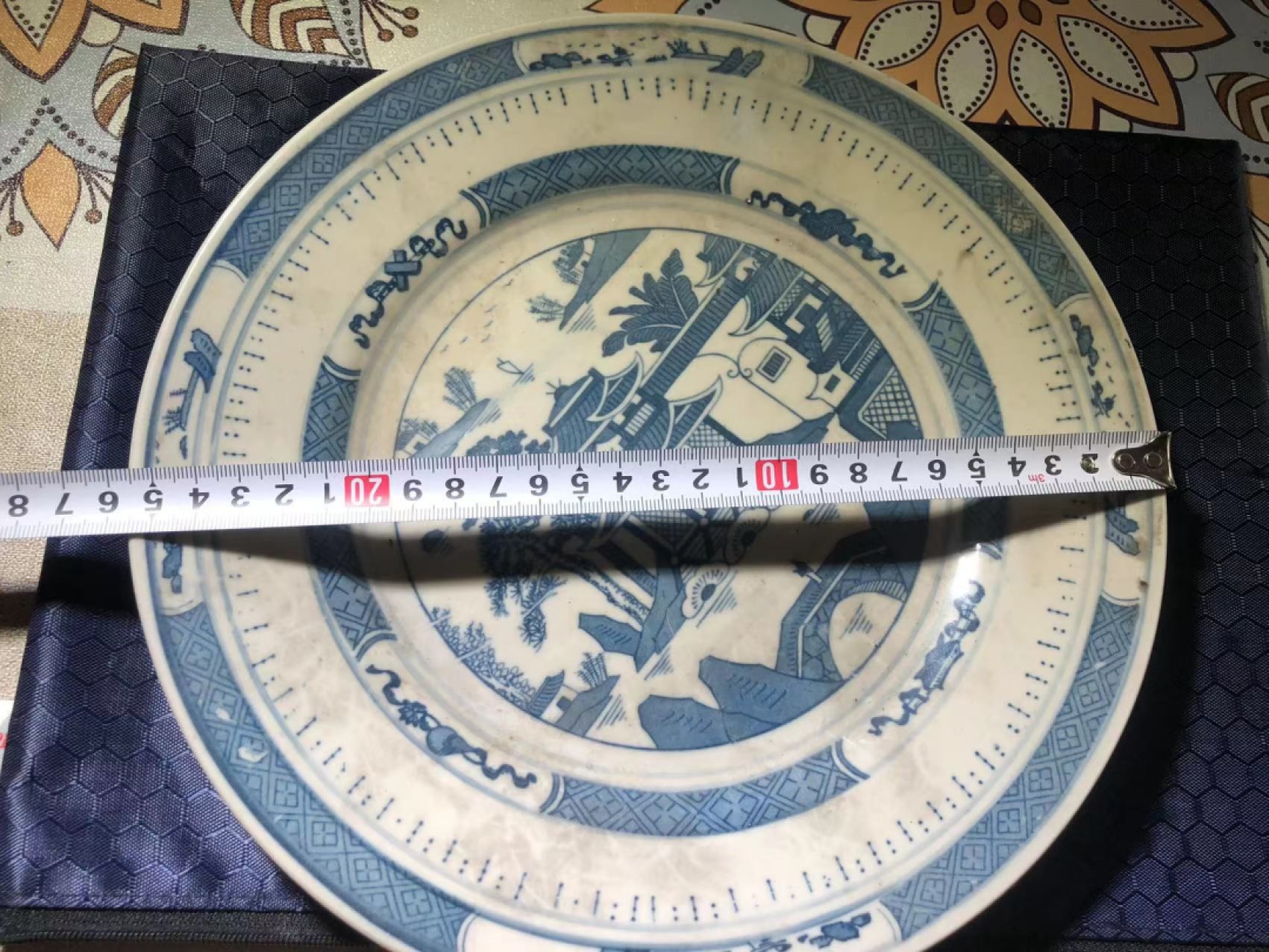 老盘子两块，边有小磕，如图
