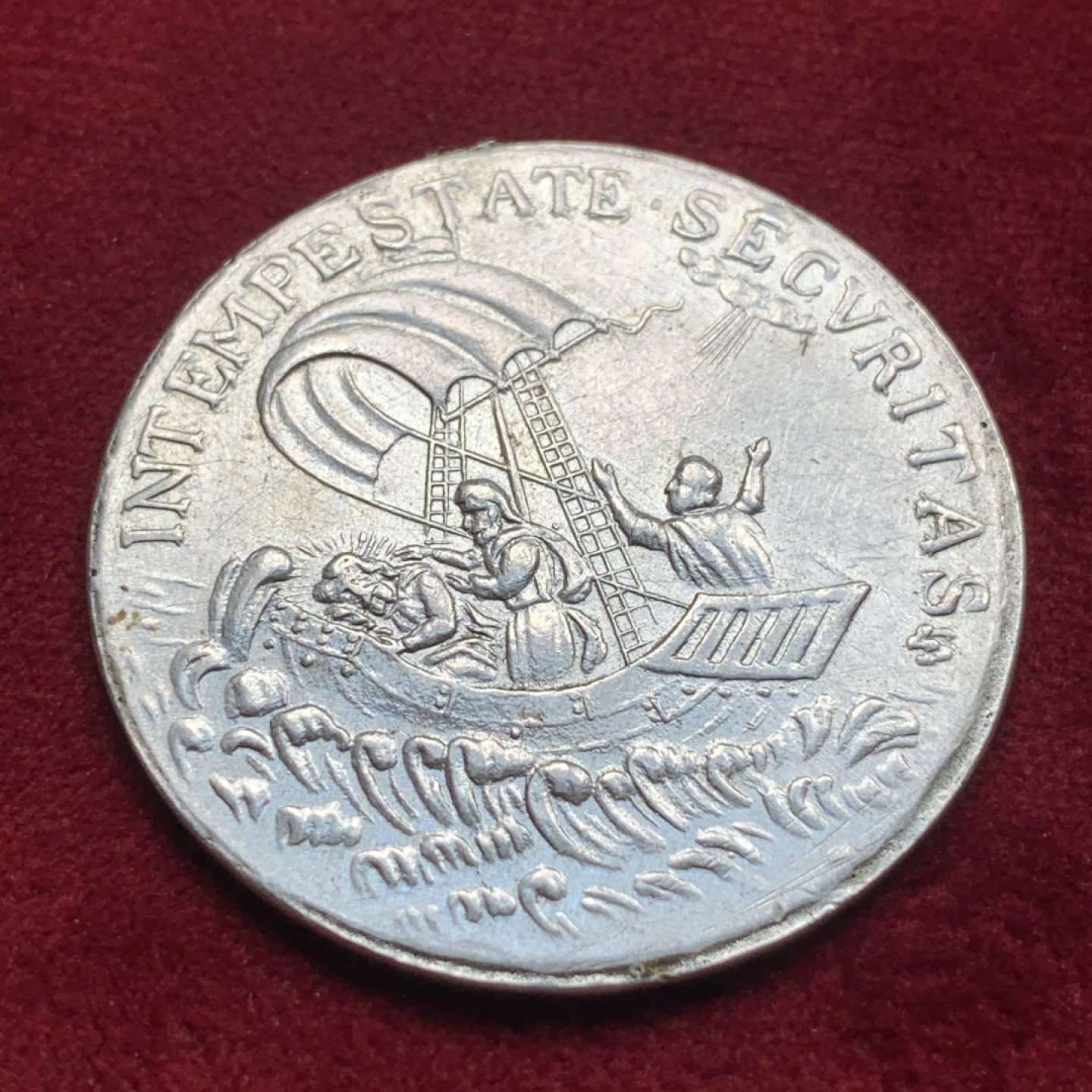 《竞宝斋》第76场-本周日，周一2场连拍（全场不限金额包邮） 屠龙 章 直径38.2mm 顶上有焊点 工艺不错  材质不明 细节见图