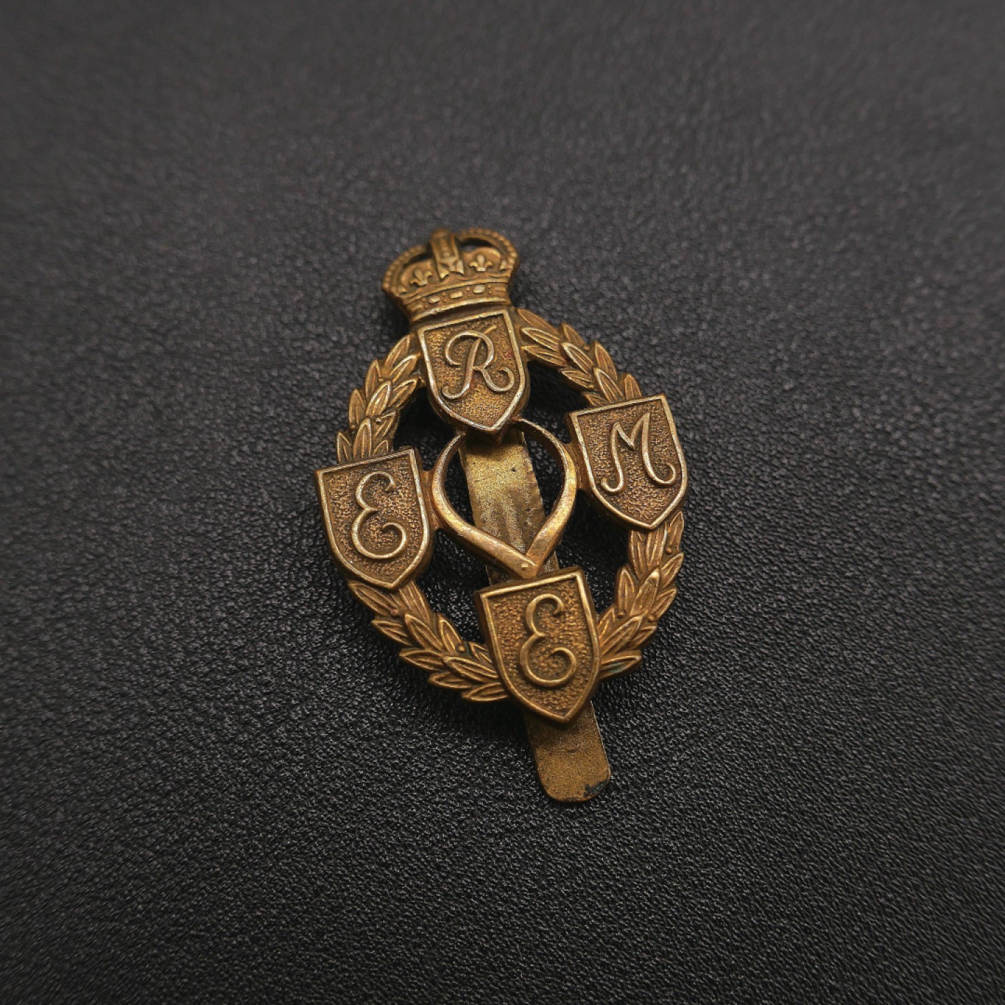 勋章奖章交易所7月23日拍卖 英国国王时期皇家电气工程兵帽徽