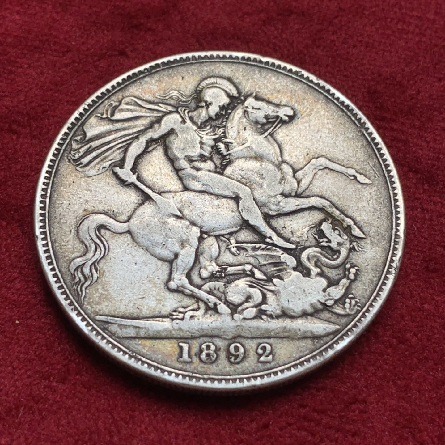 《竞宝斋》第76场-本周日，周一2场连拍（全场不限金额包邮） 英国 1892年 维多利亚 高冠版 克朗马剑银币 双面老包浆细节好