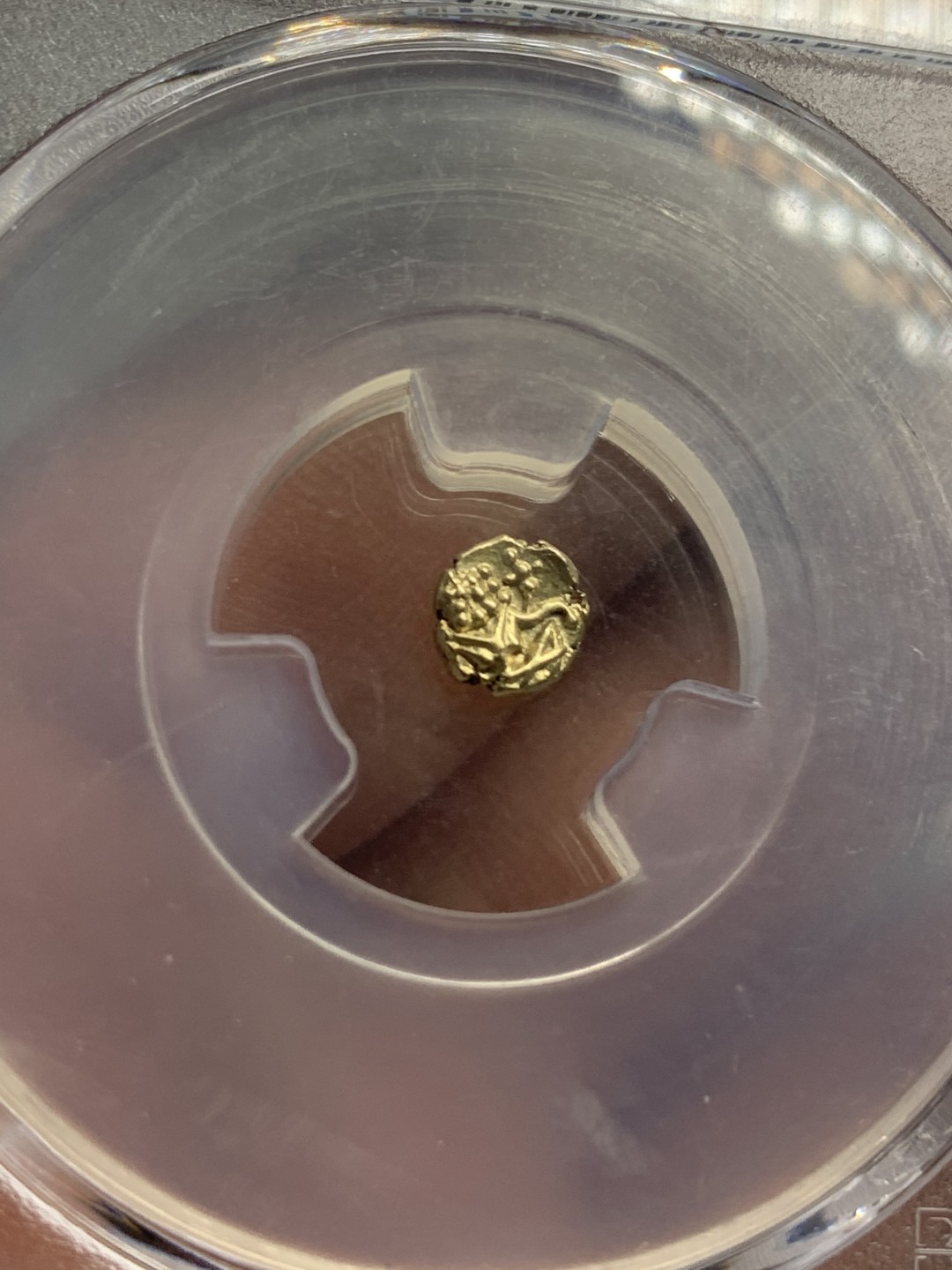 《竞宝斋》第76场-本周日，周一2场连拍（全场不限金额包邮） PCGS MS63 原光印度1638-1662年间迈索尔1法南金币，正面毗湿奴神像，背面印度文字，盒子背面有小磕