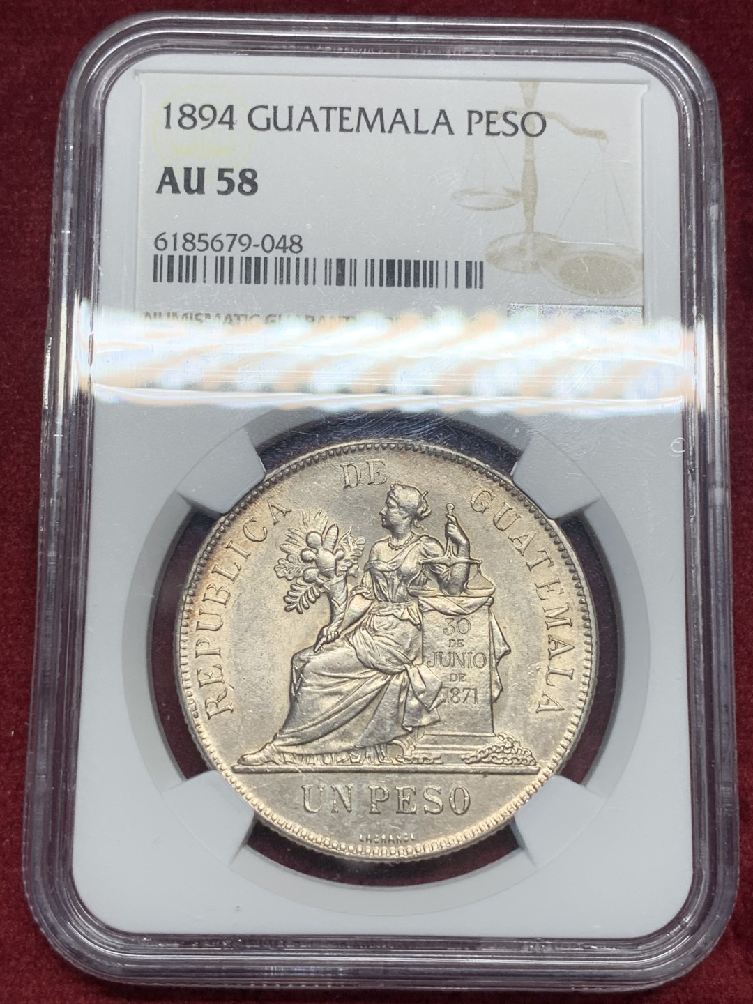 《竞宝斋》第76场-本周日，周一2场连拍（全场不限金额包邮） NGC-AU58 1894年 危地马拉坐人拿花 1比索大银币 很棒的高点和细节，可以尝试博更高的分数。au没分的都要1000+了，这枚绝对的性价比之选