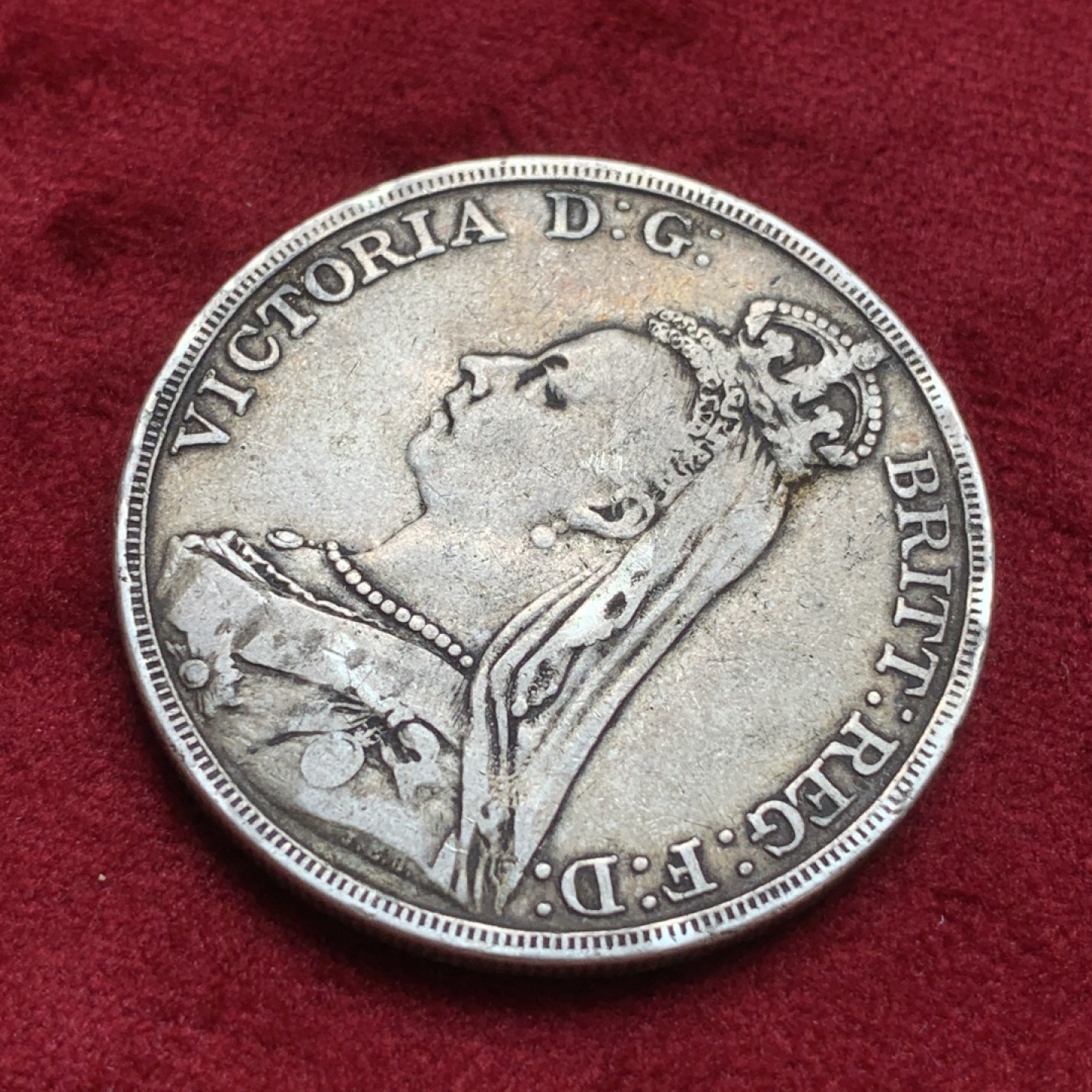 《竞宝斋》第76场-本周日，周一2场连拍（全场不限金额包邮） 英国 1892年 维多利亚 高冠版 克朗马剑银币 双面老包浆细节好