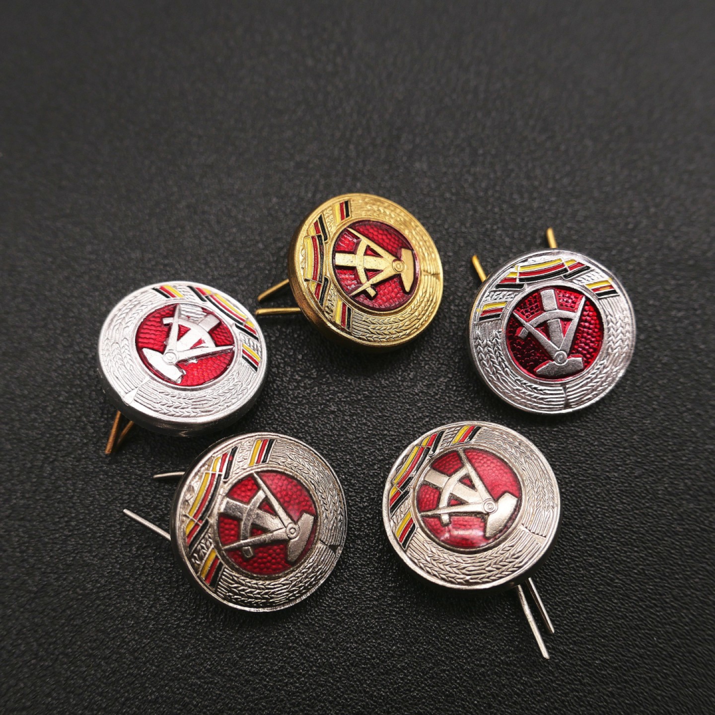 勋章奖章交易所7月23日拍卖 东德帽徽配件一组