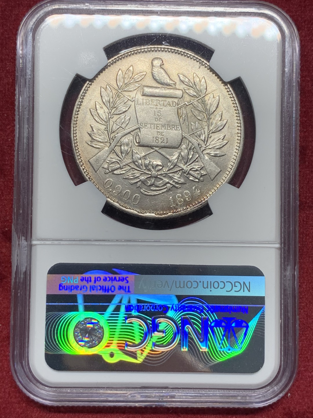 《竞宝斋》第76场-本周日，周一2场连拍（全场不限金额包邮） NGC-AU58 1894年 危地马拉坐人拿花 1比索大银币 很棒的高点和细节，可以尝试博更高的分数。au没分的都要1000+了，这枚绝对的性价比之选