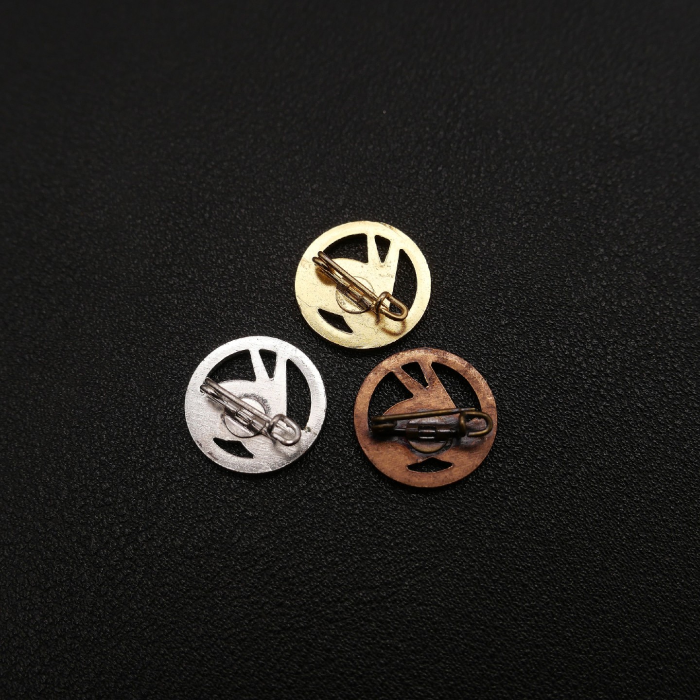 勋章奖章交易所7月23日拍卖 东德徽章一组