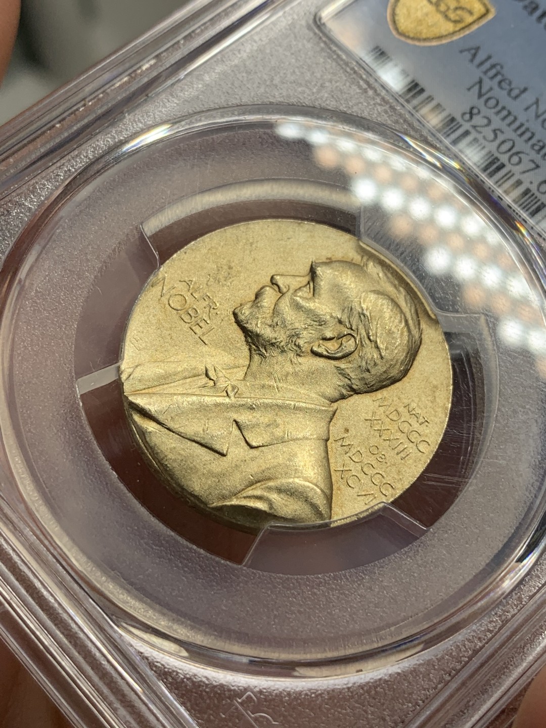 《竞宝斋》第76场-本周日，周一2场连拍（全场不限金额包邮） PCGS SP64 1996-2000年间瑞典诺贝尔物理学和化学奖评审委员会镀金银章，盒子背面左下有磕