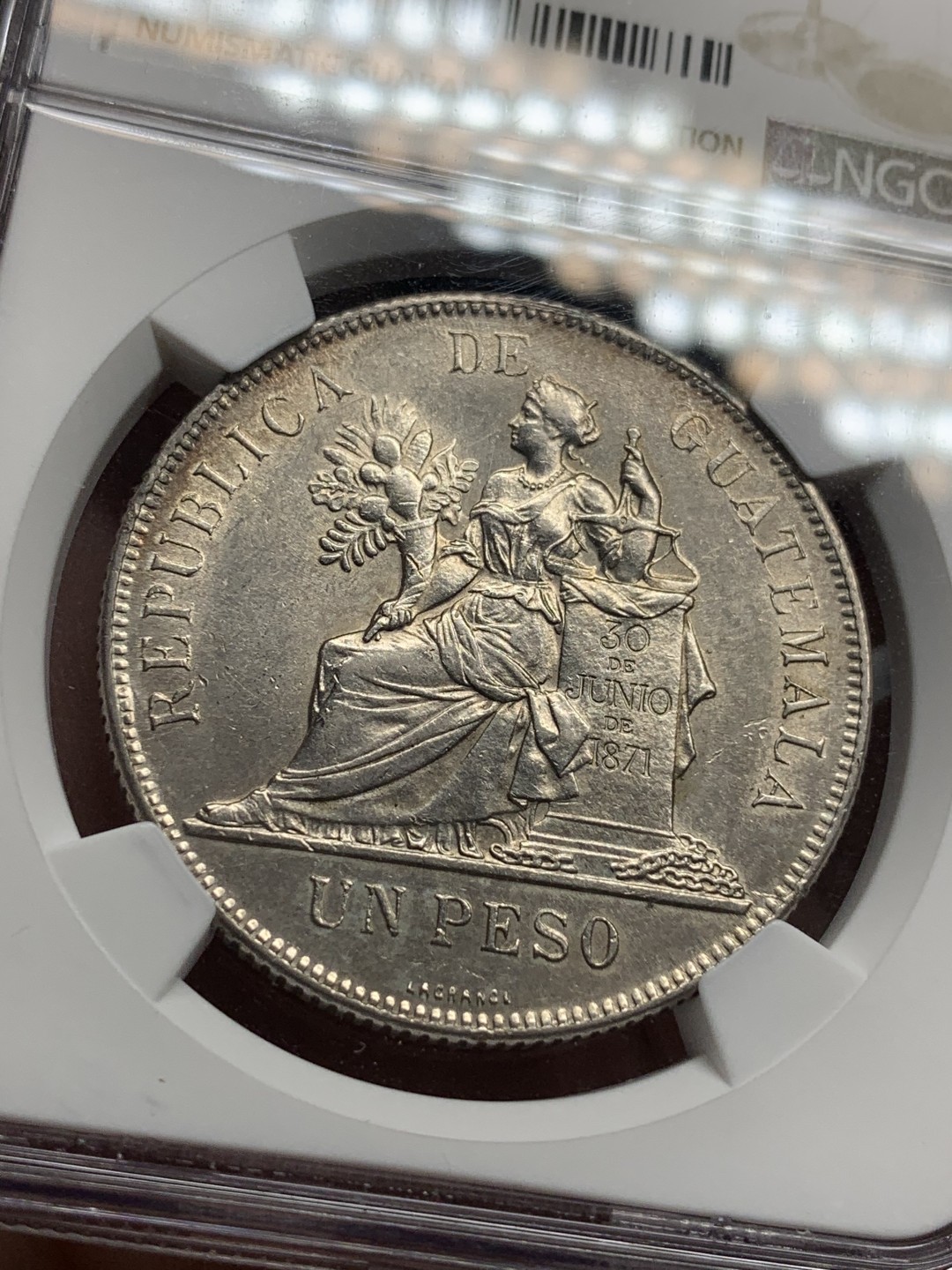 《竞宝斋》第76场-本周日，周一2场连拍（全场不限金额包邮） NGC-AU58 1894年 危地马拉坐人拿花 1比索大银币 很棒的高点和细节，可以尝试博更高的分数。au没分的都要1000+了，这枚绝对的性价比之选