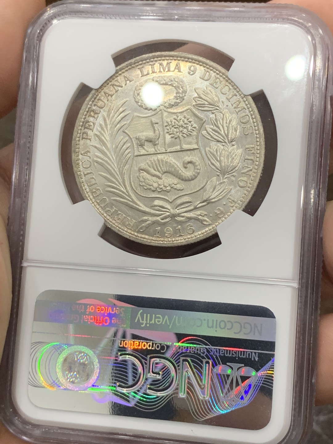 《竞宝斋》第76场-本周日，周一2场连拍（全场不限金额包邮） NGC-MS62 1916年 秘鲁1索尔 坐人大银币 银光强烈，环彩包浆，绝对低评的状态。南美洲银币涨势明显，上车就是现在！