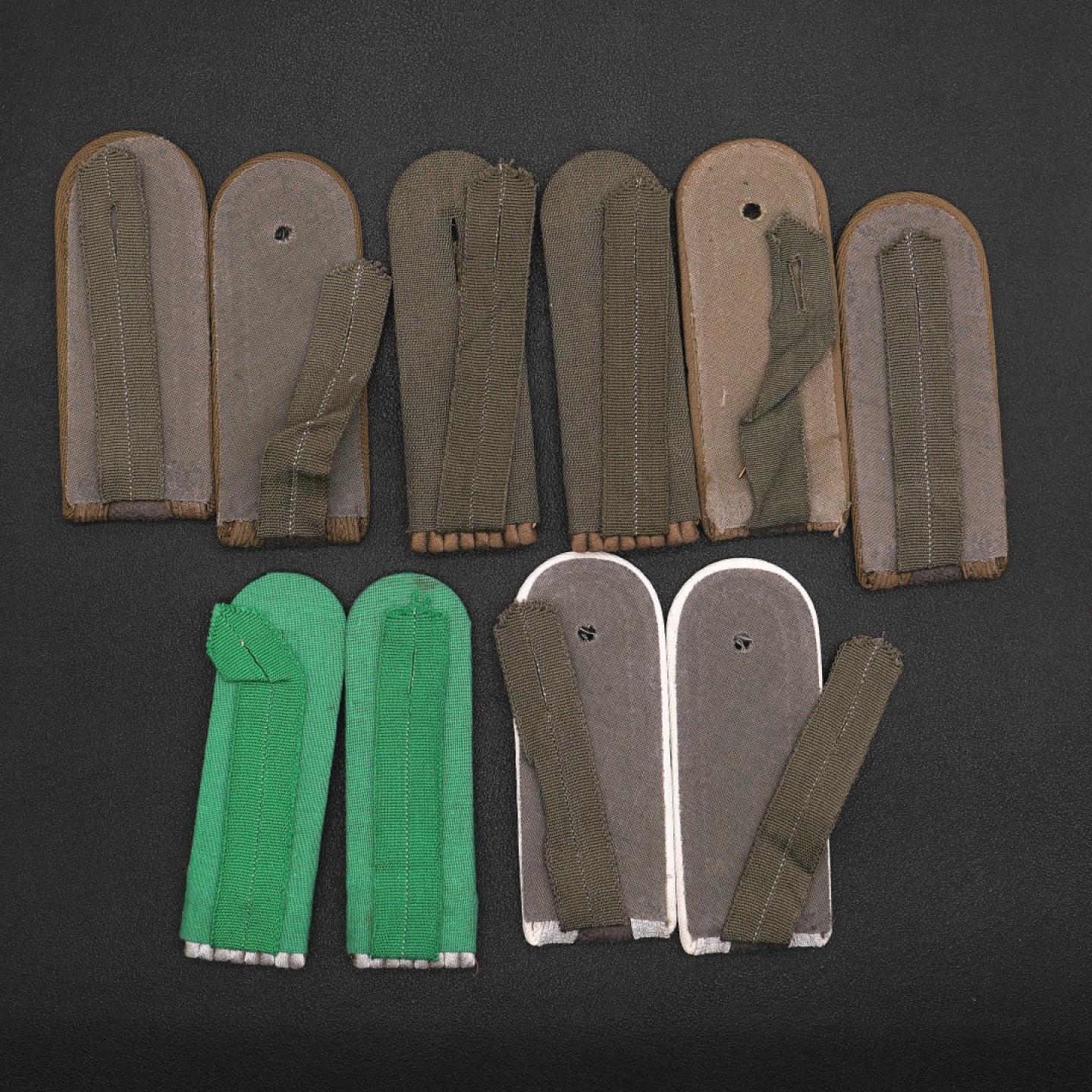 勋章奖章交易所7月23日拍卖 东德肩章一组