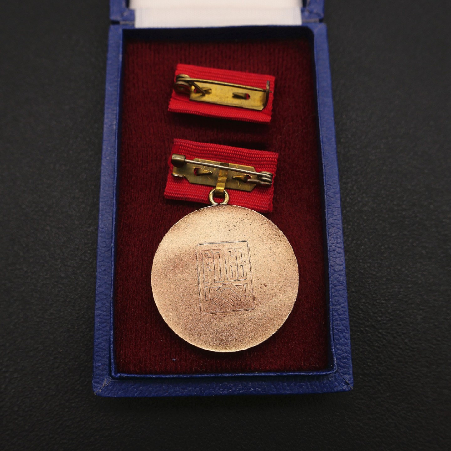 勋章奖章交易所7月23日拍卖 东德铜级赫克特奖章