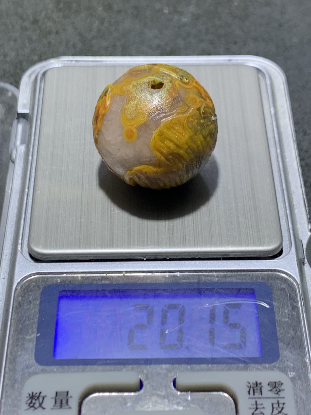精美亚光战国红玛瑙雕刻荷叶珠一颗！
