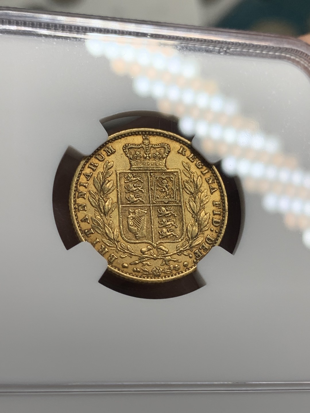 《竞宝斋》第76场-本周日，周一2场连拍（全场不限金额包邮） NGC-AU55 英国 1853年 维多利亚女神年轻头 1英镑金币 早期年份有这个状态已经非常难得