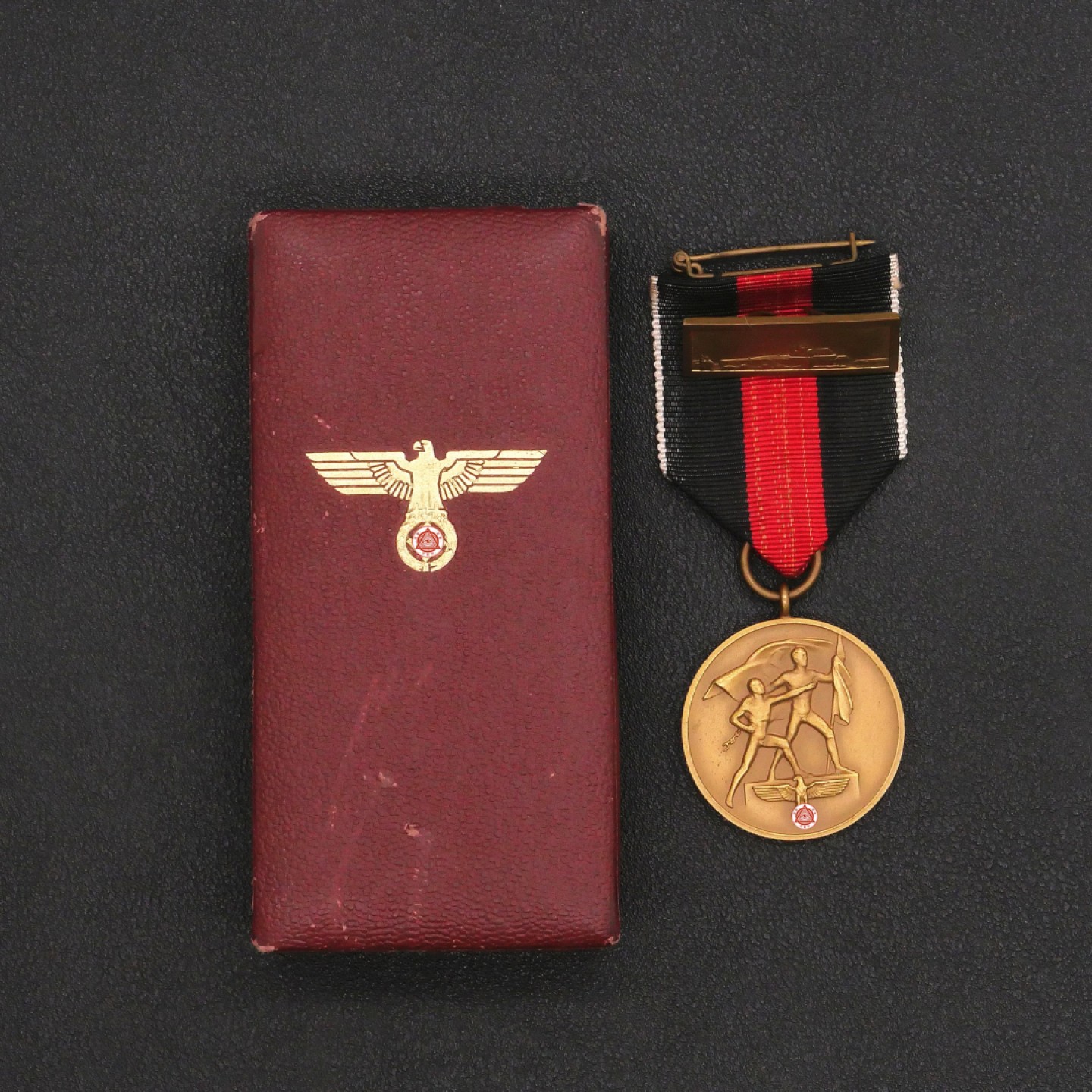 勋章奖章交易所7月23日拍卖 原盒德国苏台德合并奖章（配布拉格城堡勋饰）