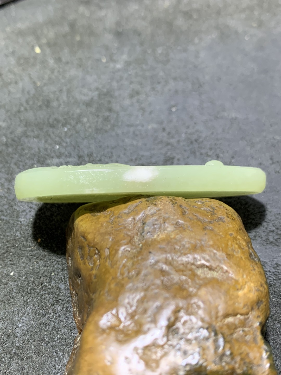 精美和田玉雕刻跃马牌子一个，