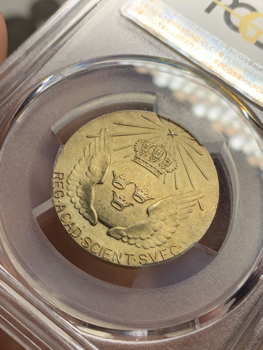 《竞宝斋》第76场-本周日，周一2场连拍（全场不限金额包邮） PCGS SP64 1996-2000年间瑞典诺贝尔物理学和化学奖评审委员会镀金银章，盒子背面左下有磕