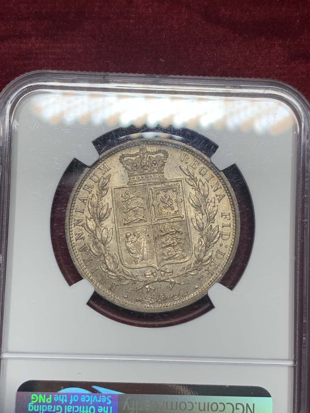 《竞宝斋》第76场-本周日，周一2场连拍（全场不限金额包邮） NGC-MS63 英国 1887年 小维半克朗 与常见的老维头像不同，该枚作为小维头像关门年，其珍惜性不是普通年份可比的。该枚钱币细节完好，包浆自然，是收藏与把玩的不错选择。