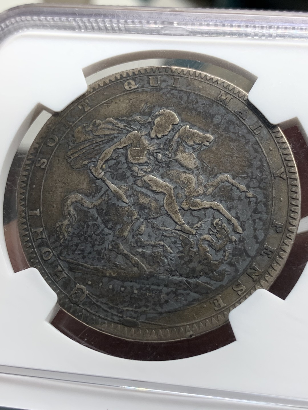 《竞宝斋》第76场-本周日，周一2场连拍（全场不限金额包邮） NGC 评级 英国 1819年 乔治三世 克朗 马剑银币 包浆太老了 双面非常的均匀