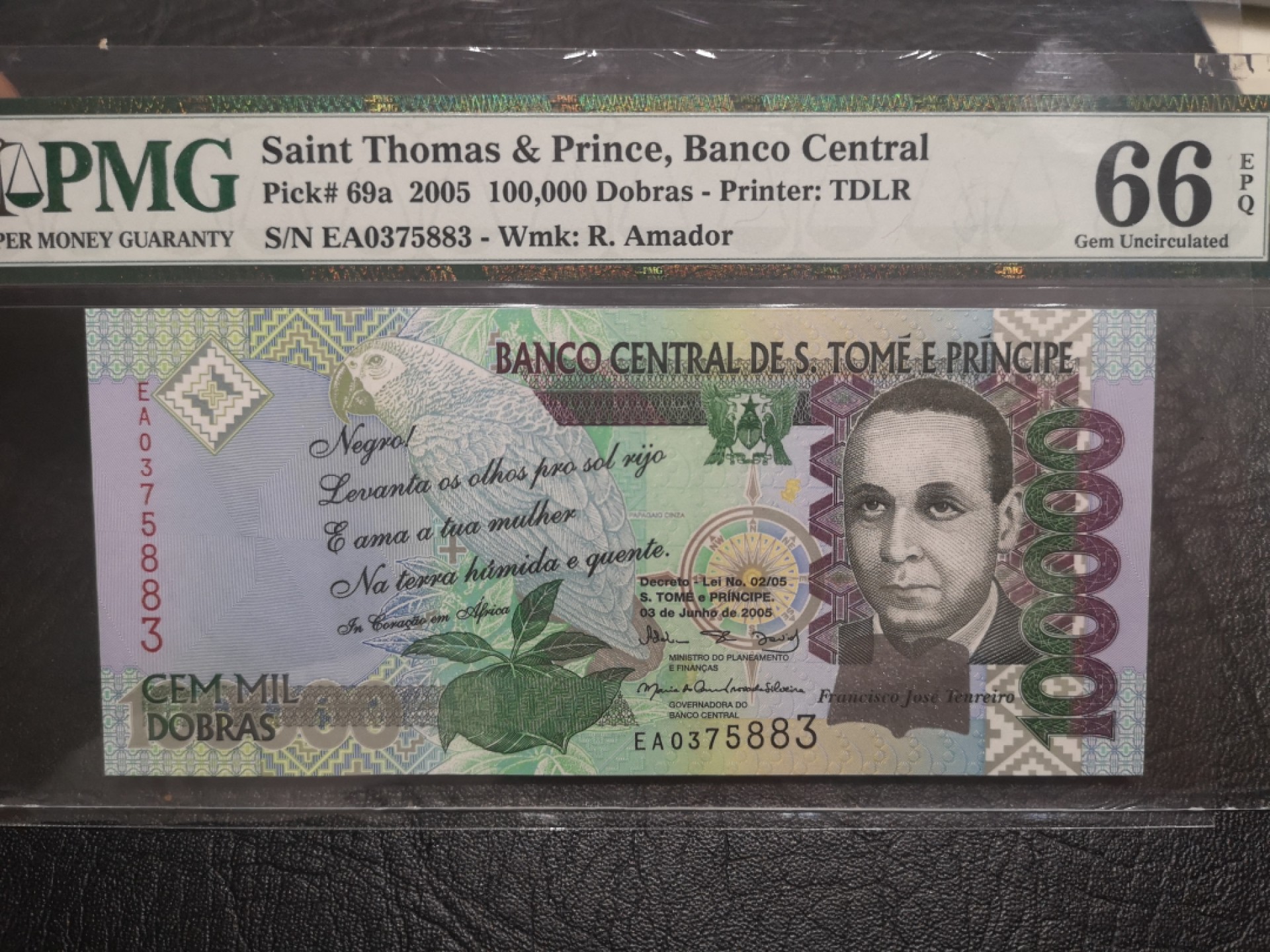 《外钞收藏家》第一百九十期 2005年圣多美和普林西比10万 PMG66