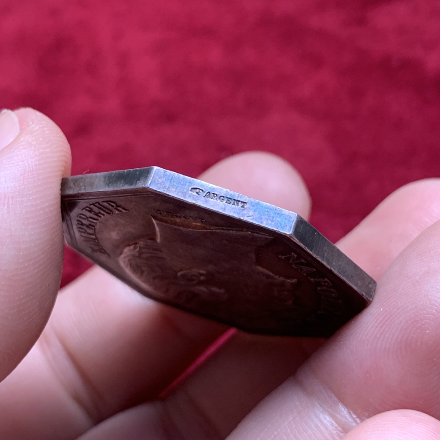 《竞宝斋》第76场-本周日，周一2场连拍（全场不限金额包邮） 法国1834年五彩拿破仑三世龙船八角银章，19.1克34mm手指AR边铭