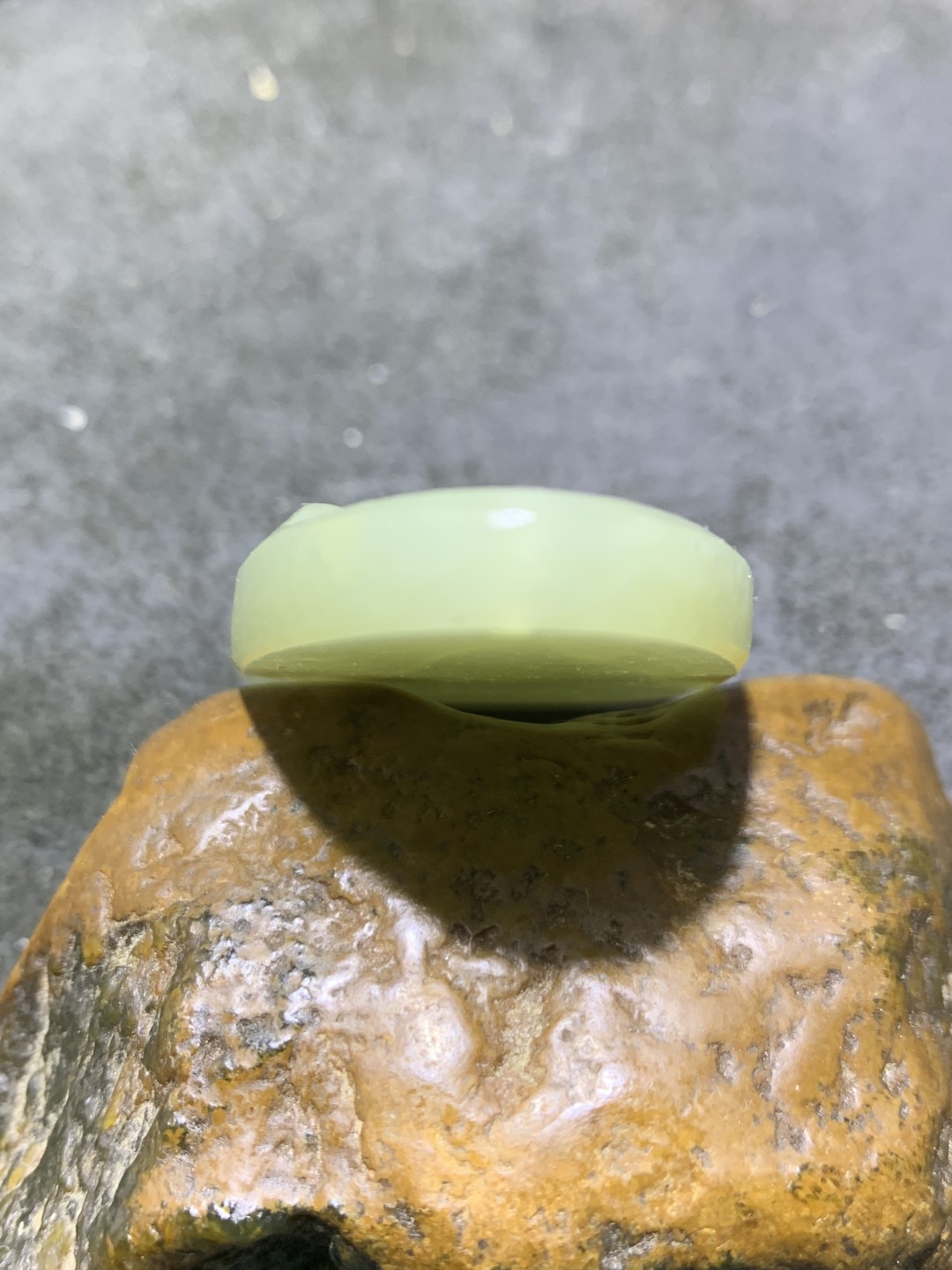 精美和田玉雕刻跃马牌子一个，