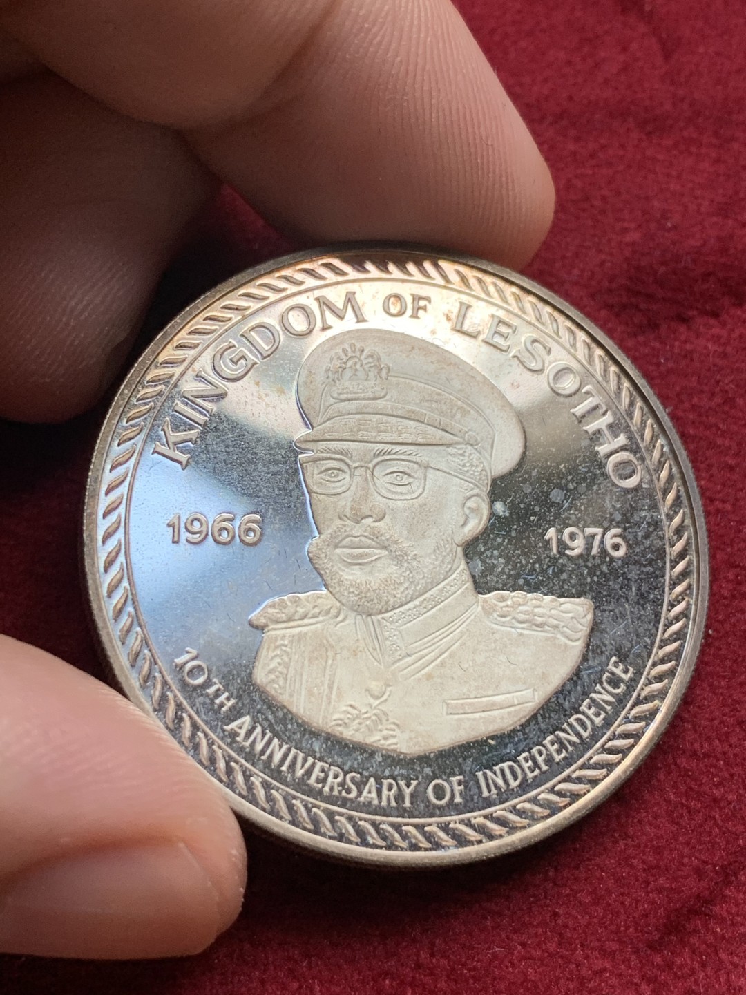 《竞宝斋》第76场-本周日，周一2场连拍（全场不限金额包邮） PROOF原包装证书莱索托1976年10马洛蒂纪念银币十周年独立纪念  发行量2100枚  25.08g   0.925