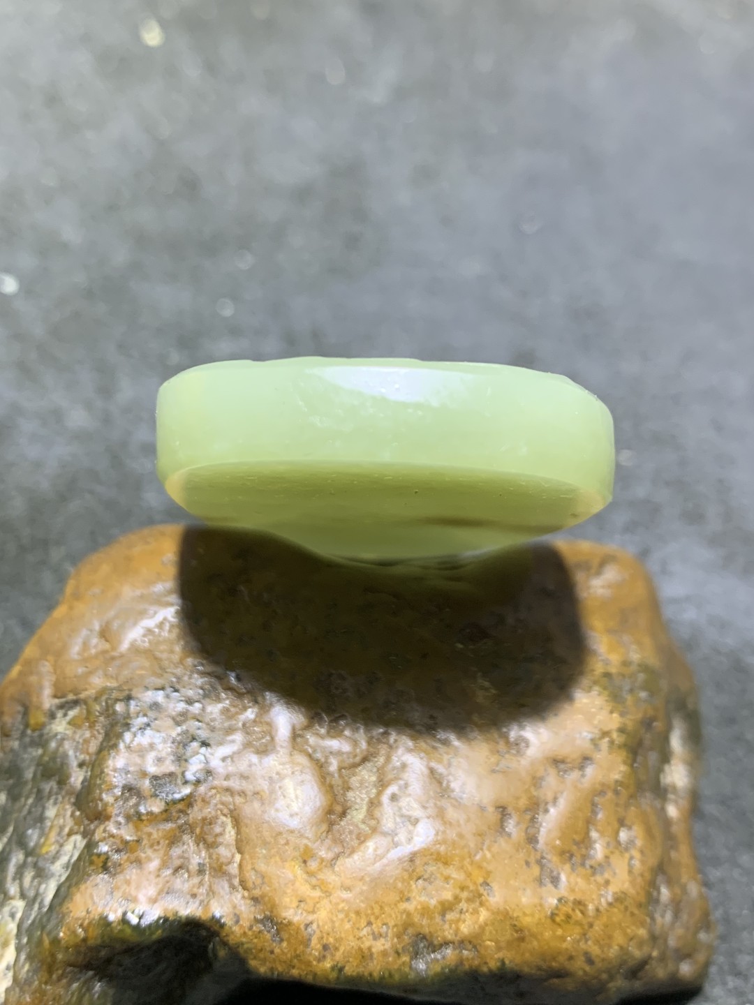 精美和田玉雕刻跃马牌子一个，