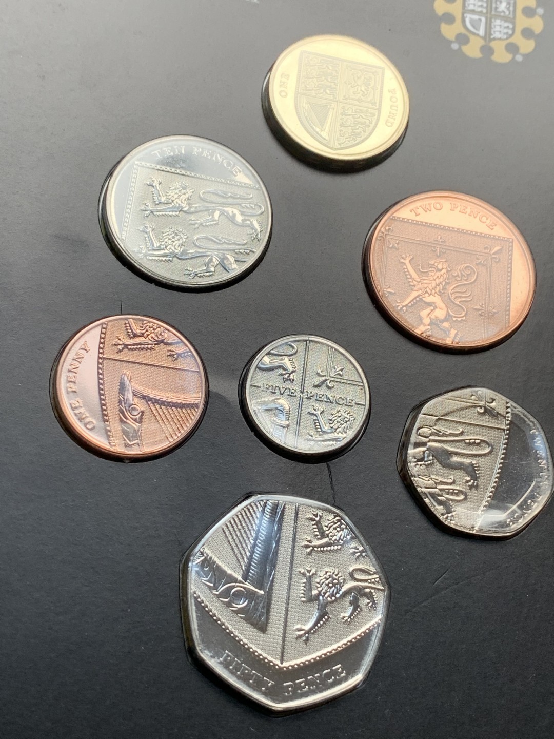 《竞宝斋》第76场-本周日，周一2场连拍（全场不限金额包邮） 原包装英国2008年7枚套币 精美拼图盾徽设计