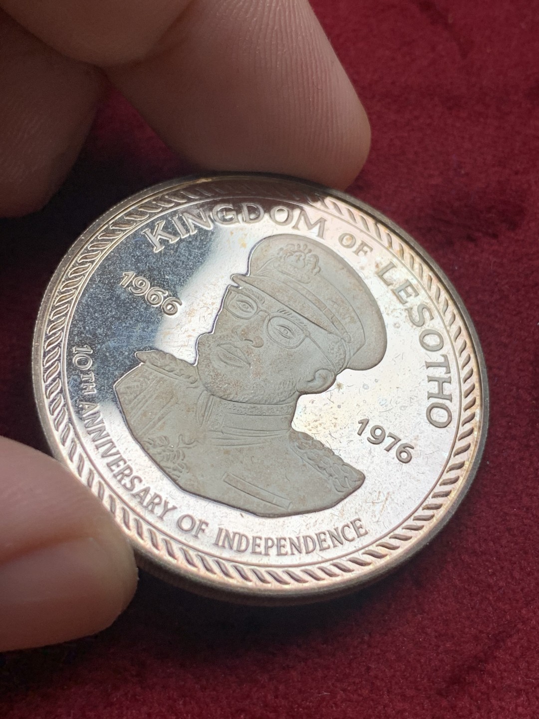 《竞宝斋》第76场-本周日，周一2场连拍（全场不限金额包邮） PROOF原包装证书莱索托1976年10马洛蒂纪念银币十周年独立纪念  发行量2100枚  25.08g   0.925