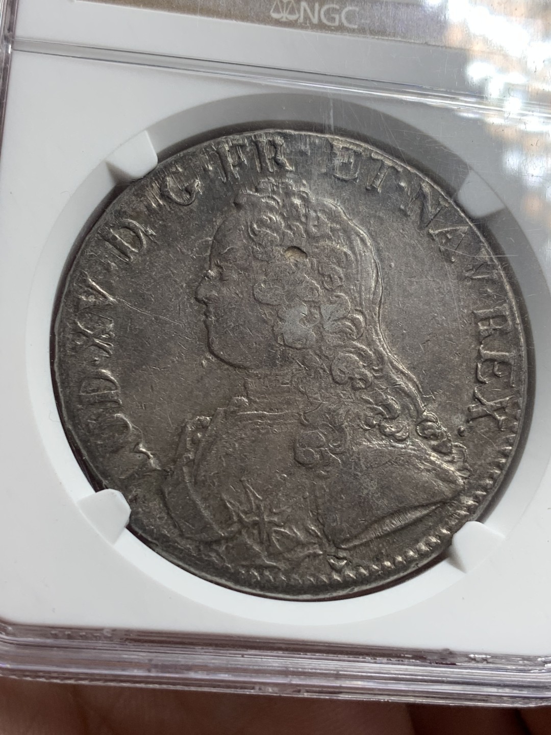 《竞宝斋》第76场-本周日，周一2场连拍（全场不限金额包邮） NGC AU50 1726年法国路易十五埃居 亚军分，稀少厂别埃克斯铸造，深灰包浆，深打压力足，背面边缘有极轻微的减重痕