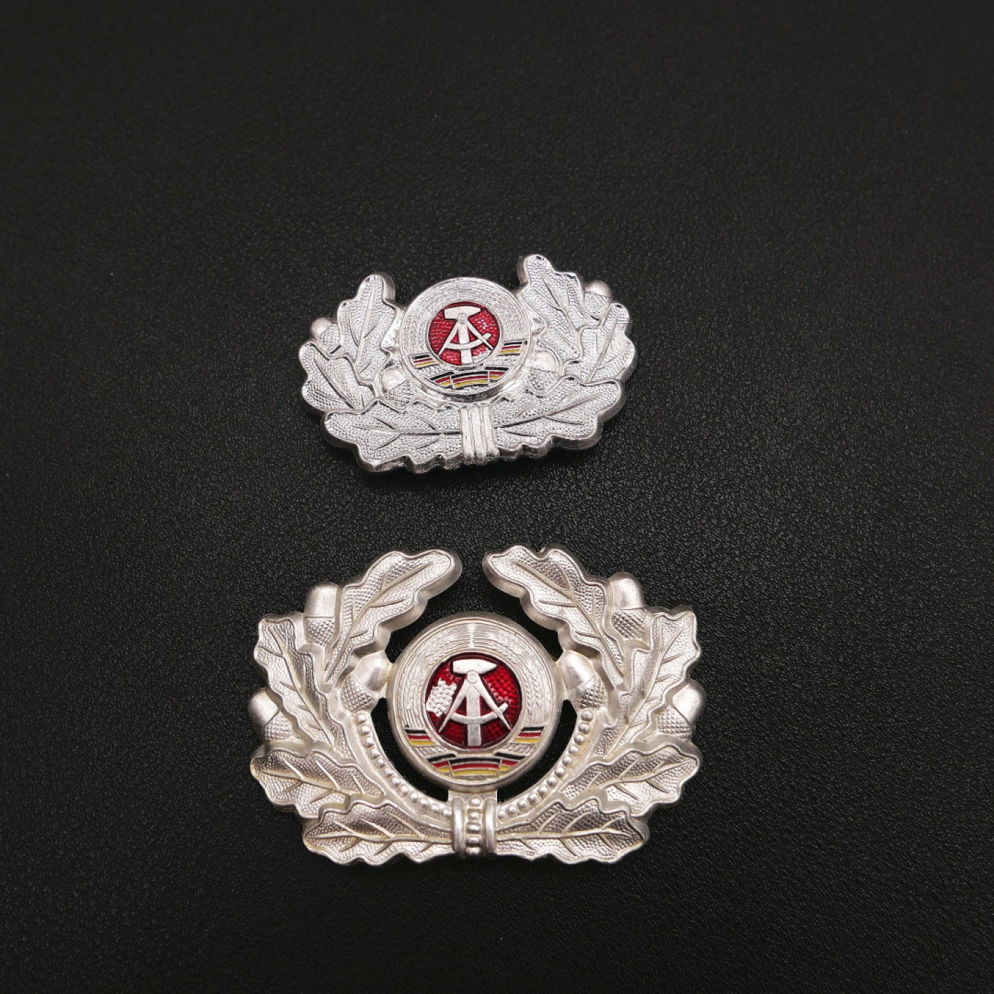 勋章奖章交易所7月23日拍卖 东德帽徽一组