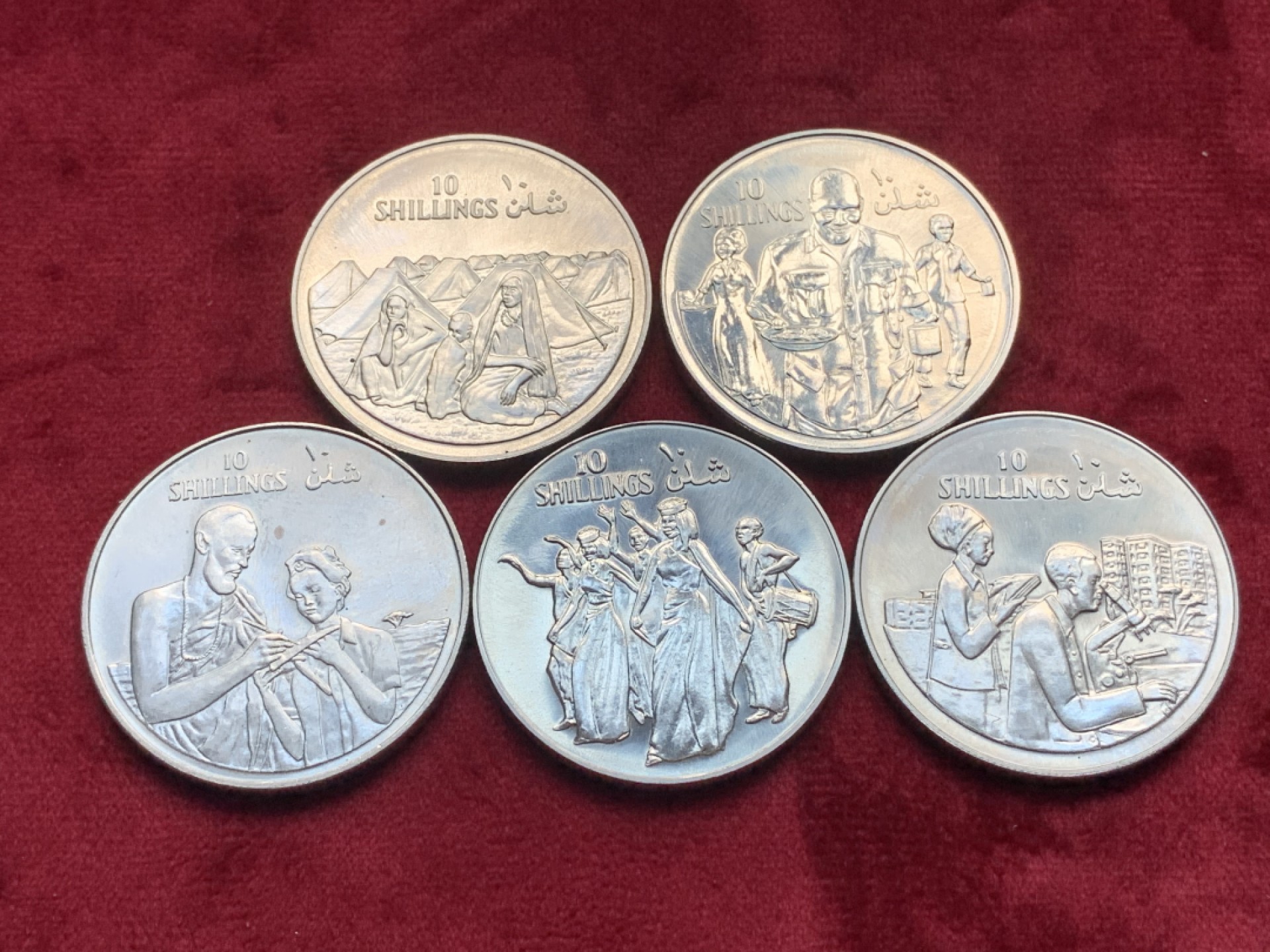 《竞宝斋》第76场-本周日，周一2场连拍（全场不限金额包邮） 索马里1979年 共和10周年5枚装 纪念币