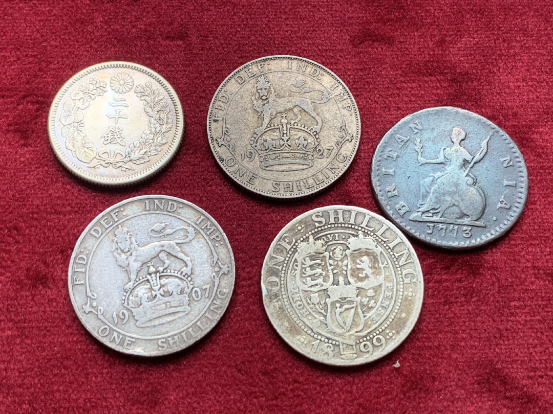 《竞宝斋》第76场-本周日，周一2场连拍（全场不限金额包邮） 好品相英国先令三枚和一枚状态不错的1773法新，还有一枚UNC旭日二十钱，五枚一起