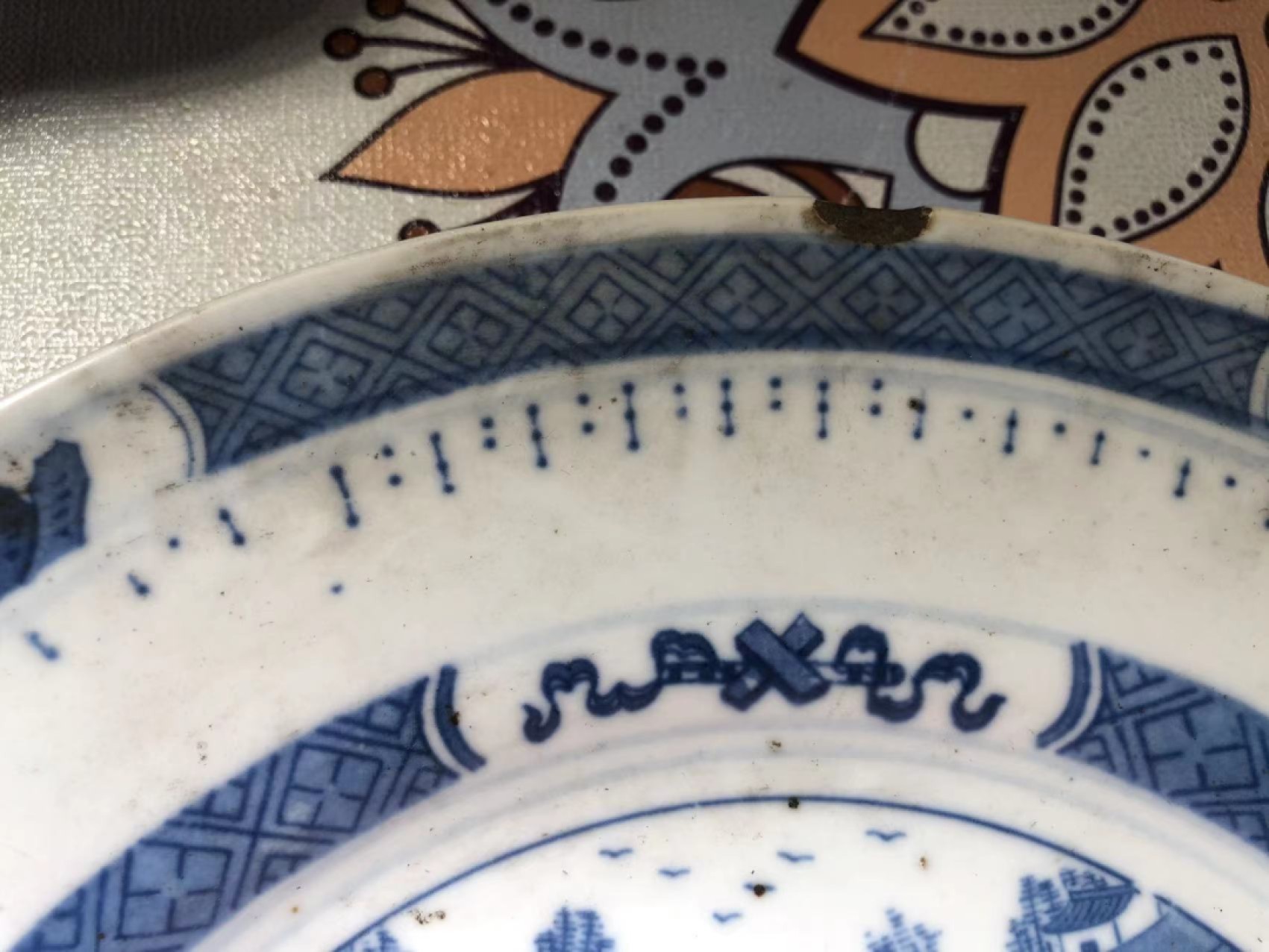 老盘子两块，边有小磕，如图