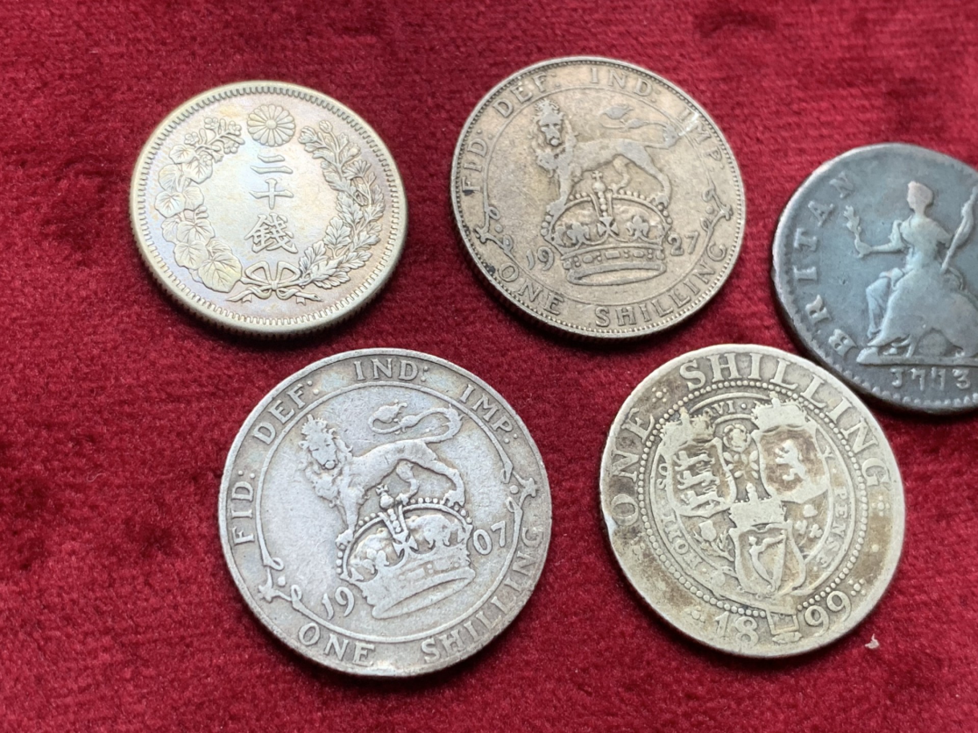 《竞宝斋》第76场-本周日，周一2场连拍（全场不限金额包邮） 好品相英国先令三枚和一枚状态不错的1773法新，还有一枚UNC旭日二十钱，五枚一起