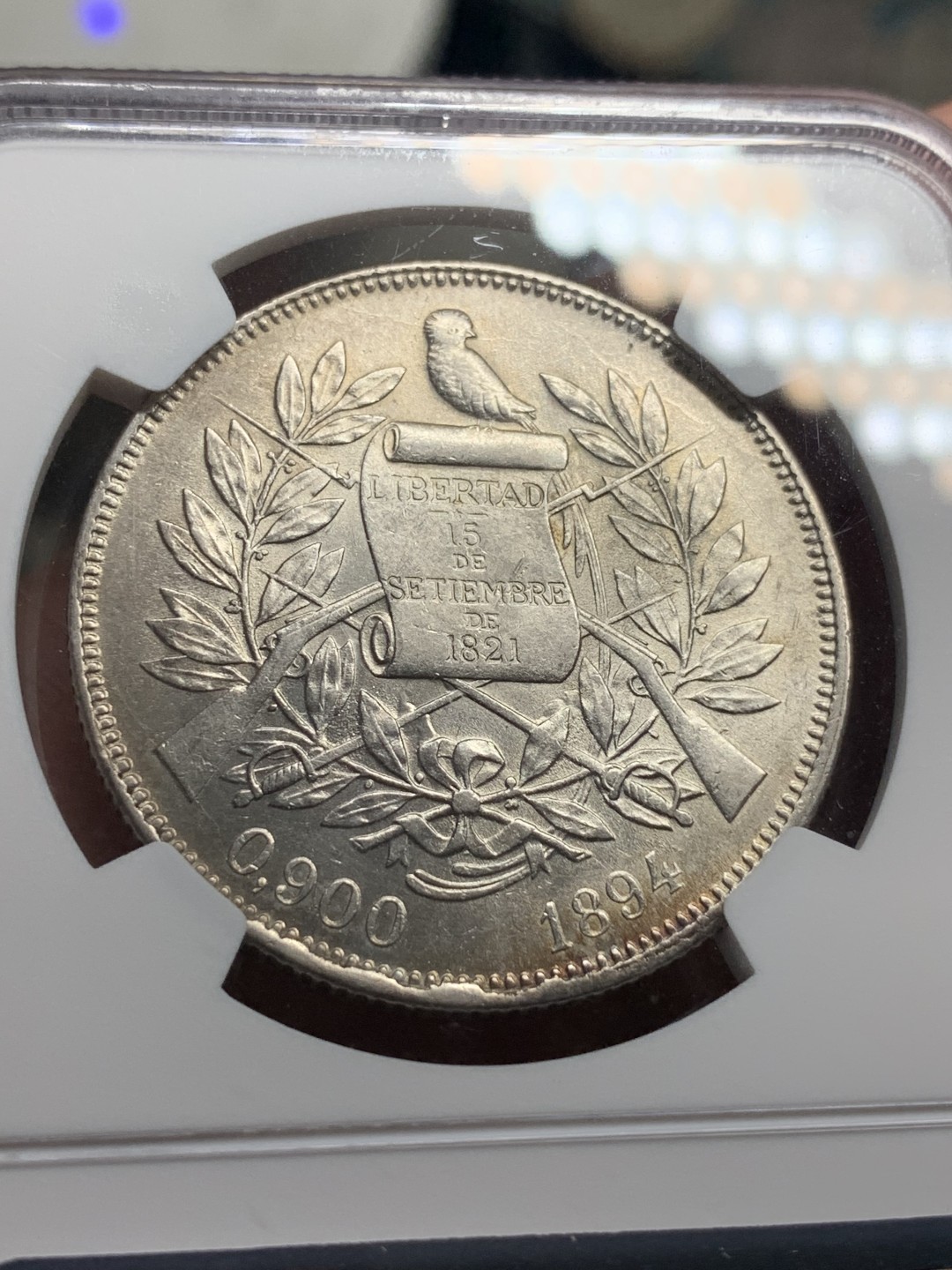 《竞宝斋》第76场-本周日，周一2场连拍（全场不限金额包邮） NGC-AU58 1894年 危地马拉坐人拿花 1比索大银币 很棒的高点和细节，可以尝试博更高的分数。au没分的都要1000+了，这枚绝对的性价比之选