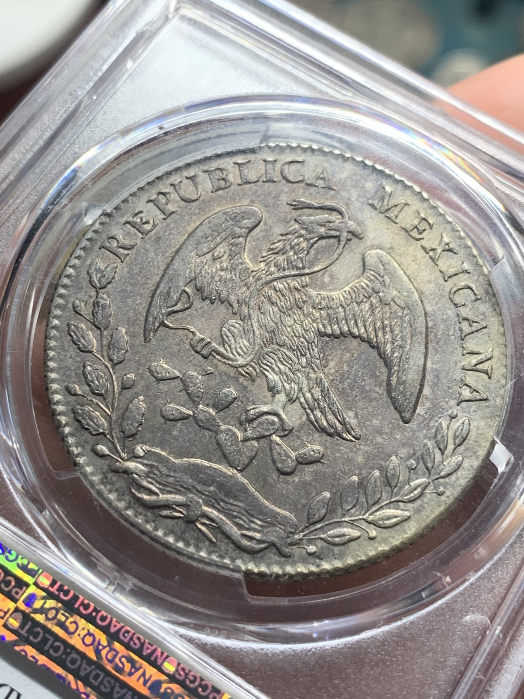 《竞宝斋》第76场-本周日，周一2场连拍（全场不限金额包邮） PCGS UNC鹰洋1877年GO FR 未流通 五彩包浆氧化极其到位、强转光，状态极其到位，非常可惜，幸运帽有上有划痕。