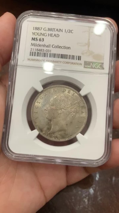 《竞宝斋》第76场-本周日，周一2场连拍（全场不限金额包邮） NGC-MS63 英国 1887年 小维半克朗 与常见的老维头像不同，该枚作为小维头像关门年，其珍惜性不是普通年份可比的。该枚钱币细节完好，包浆自然，是收藏与把玩的不错选择。